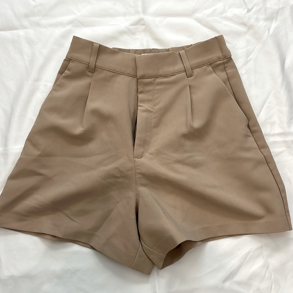 Abercrombie & Fitch dress shorts. Beige. Size small.